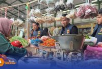 Caption: Satgas Pangan Polres Sampang, saat monitoring stok dan harga bahan pokok penting di pasar tradisional sebelum memasuki bulan puasa ramadhan, (sumber foto. Humas Polres Sampang). 