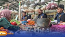 Caption: Satgas Pangan Polres Sampang, saat monitoring stok dan harga bahan pokok penting di pasar tradisional sebelum memasuki bulan puasa ramadhan, (sumber foto. Humas Polres Sampang). 