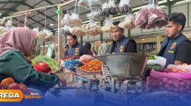 Caption: Satgas Pangan Polres Sampang, saat monitoring stok dan harga bahan pokok penting di pasar tradisional sebelum memasuki bulan puasa ramadhan, (sumber foto. Humas Polres Sampang). 