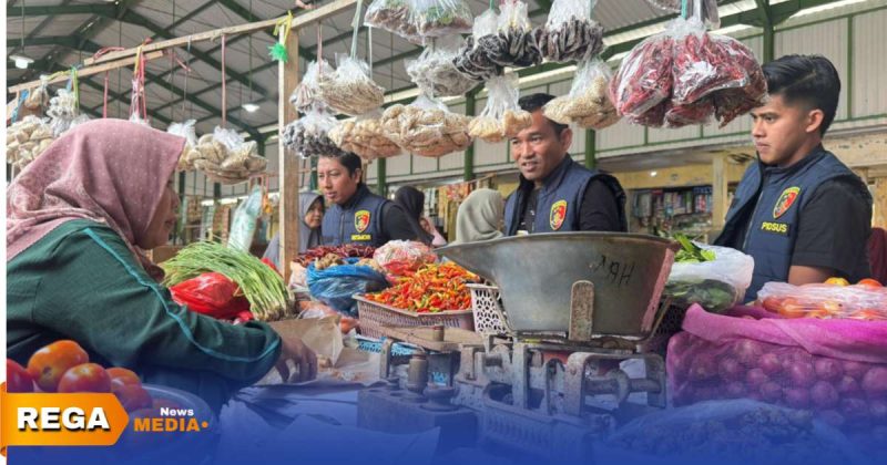 Caption: Satgas Pangan Polres Sampang, saat monitoring stok dan harga bahan pokok penting di pasar tradisional sebelum memasuki bulan puasa ramadhan, (sumber foto. Humas Polres Sampang). 