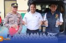 Caption: Kasat Reskrim Polres Sampang Iptu Nur Fajri Alim, didampingi Kasi Humas AKP Eko Puji Waluyo dan Kanit Pidum Ipda Andi Purwiyanto, tunjukkan barang bukti botol berisi arak bali, (sumber foto. Humas Polres Sampang). 