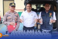 Caption: Kasat Reskrim Polres Sampang Iptu Nur Fajri Alim, didampingi Kasi Humas AKP Eko Puji Waluyo dan Kanit Pidum Ipda Andi Purwiyanto, tunjukkan barang bukti botol berisi arak bali, (sumber foto. Humas Polres Sampang). 