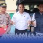 Caption: Kasat Reskrim Polres Sampang Iptu Nur Fajri Alim, didampingi Kasi Humas AKP Eko Puji Waluyo dan Kanit Pidum Ipda Andi Purwiyanto, tunjukkan barang bukti botol berisi arak bali, (sumber foto. Humas Polres Sampang). 