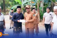 Caption: Bupati Pamekasan KH. Kholilurrahman, meninjau langsung perbaikan jalan Desa Pasanggar secara swadaya masyarakat, (dok. Kurdi Rega Media). 