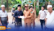 Caption: Bupati Pamekasan KH. Kholilurrahman saat meninjau langsung perbaikan jalan Desa Pasanggar secara swadaya masyarakat, (dok. Kurdi Rega Media). 