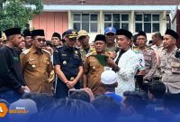 Caption: perwakilan ribuan massa dari petani tembakau, sampaikan protes dan tuntutannya dihadapan Bupati Pamekasan dan pejabat Bea Cukai, (dok. Kurdi Rega Media). 
