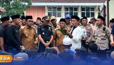 Caption: perwakilan ribuan massa dari petani tembakau, sampaikan protes dan tuntutannya dihadapan Bupati Pamekasan dan pejabat Bea Cukai, (dok. Kurdi Rega Media). 