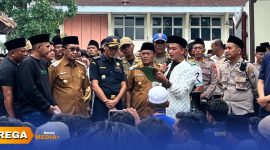 Caption: perwakilan ribuan massa dari petani tembakau, sampaikan protes dan tuntutannya dihadapan Bupati Pamekasan dan pejabat Bea Cukai, (dok. Kurdi Rega Media). 