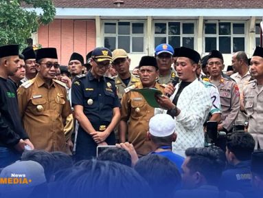 Petani Tembakau Madura Demo Kantor Bupati Pamekasan.