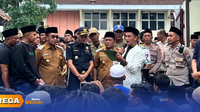 Petani Tembakau Madura Demo Kantor Bupati Pamekasan.