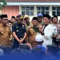 Caption: perwakilan ribuan massa dari petani tembakau, sampaikan protes dan tuntutannya dihadapan Bupati Pamekasan dan pejabat Bea Cukai, (dok. Kurdi Rega Media). 