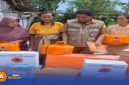 Caption: Kasi Kedaruratan dan Logistik BPBD Sampang, Mohammad Hozin, menyerahkan langsung bantuan logistik kepada lansia yang hidup miskin di Jl.Rajawali 1, (sumber foto. BPBD Sampang). 