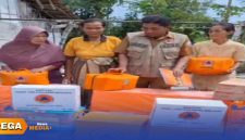 Caption: Kasi Kedaruratan dan Logistik BPBD Sampang, Mohammad Hozin, menyerahkan langsung bantuan logistik kepada lansia yang hidup miskin di Jl.Rajawali 1, (sumber foto. BPBD Sampang). 