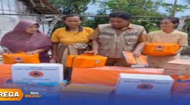 Caption: Kasi Kedaruratan dan Logistik BPBD Sampang, Mohammad Hozin, menyerahkan langsung bantuan logistik kepada lansia yang hidup miskin di Jl.Rajawali 1, (sumber foto. BPBD Sampang). 