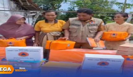 BPBD Sampang Memberikan Bantuan Kepada Lansia Miskin.