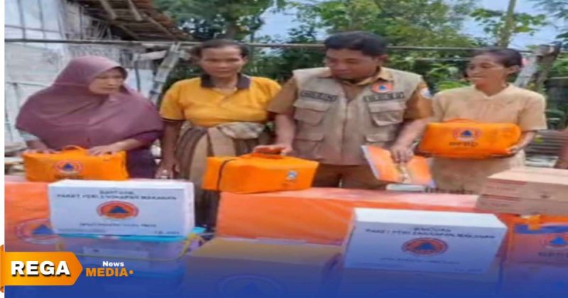 Caption: Kasi Kedaruratan dan Logistik BPBD Sampang, Mohammad Hozin, menyerahkan langsung bantuan logistik kepada lansia yang hidup miskin di Jl.Rajawali 1, (sumber foto. BPBD Sampang). 