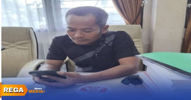 Caption: Moh Tabri anggota Komisi II DPRD Kabupaten Pamekasan, saat ditemui di ruang kerjanya, (dok. Kurdi Rega Media). 