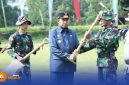 Caption: Bupati Sumenep Achmad Fauzi menyerahkan cangkul secara simbolis kepada anggota TNI, sebagai tanda di mulainya program TMMD ke-127, (sumber foto. Media Center Sumenep). 