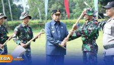 Caption: Bupati Sumenep Achmad Fauzi menyerahkan cangkul secara simbolis kepada anggota TNI, sebagai tanda di mulainya program TMMD ke-127, (sumber foto. Media Center Sumenep). 