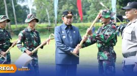 Caption: Bupati Sumenep Achmad Fauzi menyerahkan cangkul secara simbolis kepada anggota TNI, sebagai tanda di mulainya program TMMD ke-127, (sumber foto. Media Center Sumenep). 
