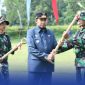 Caption: Bupati Sumenep Achmad Fauzi menyerahkan cangkul secara simbolis kepada anggota TNI, sebagai tanda di mulainya program TMMD ke-127, (sumber foto. Media Center Sumenep). 