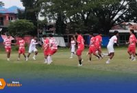 Catption: para pemain Persepam Pamekasan menjalani latihan sebelum pertandingan melawan Persinga Ngawi, di Stadion Gelora Ratu Pamelingan, (dok. Kurdi Rega Media). 