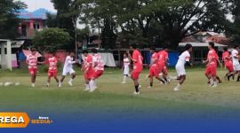 Catption: para pemain Persepam Pamekasan menjalani latihan sebelum pertandingan melawan Persinga Ngawi, di Stadion Gelora Ratu Pamelingan, (dok. Kurdi Rega Media). 