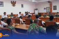 Caption: saat berlangsungnya rapat koordinasi lintas sektoral di Aula Kantor Pemerintah Kabupaten Sampang, (dok. Harry Rega Media). 