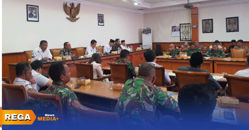 Caption: saat berlangsungnya rapat koordinasi lintas sektoral di Aula Kantor Pemerintah Kabupaten Sampang, (dok. Harry Rega Media). 