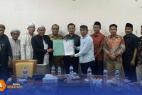 Caption: penyelenggara pose bersama usai berdiskusi dengan para ulama' di Aula Kantor DPRD Sampang, (dok. Redaksi Rega Media). 
