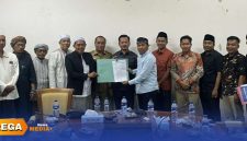 Caption: Penyelenggara saat berdiskusi bersama para ulama di Gedung DPRD Sampang (dok.regamedia)