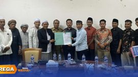 Caption: penyelenggara pose bersama usai berdiskusi dengan para ulama' di Aula Kantor DPRD Sampang, (dok. Redaksi Rega Media). 